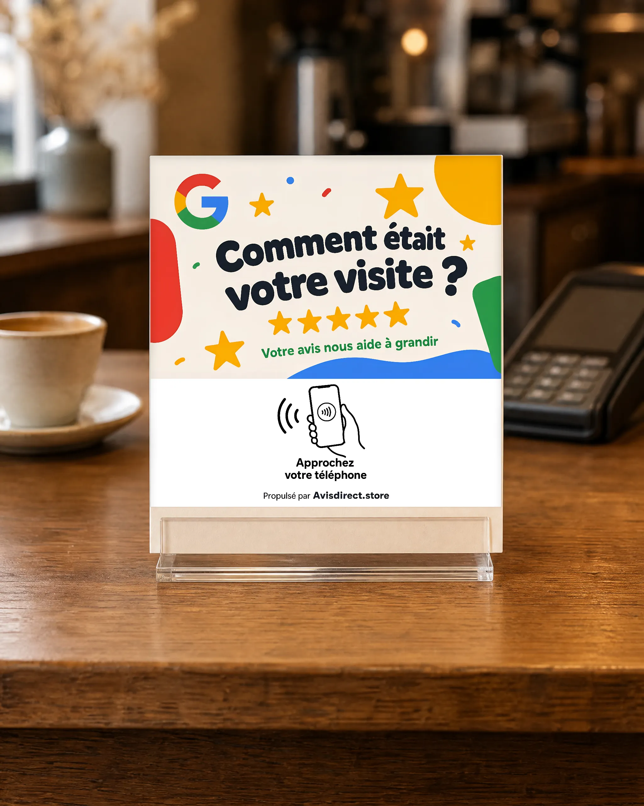 La plaque Avisdirect « Comment était votre visite ? » posée sur une table de café à côté d'un terminal de paiement