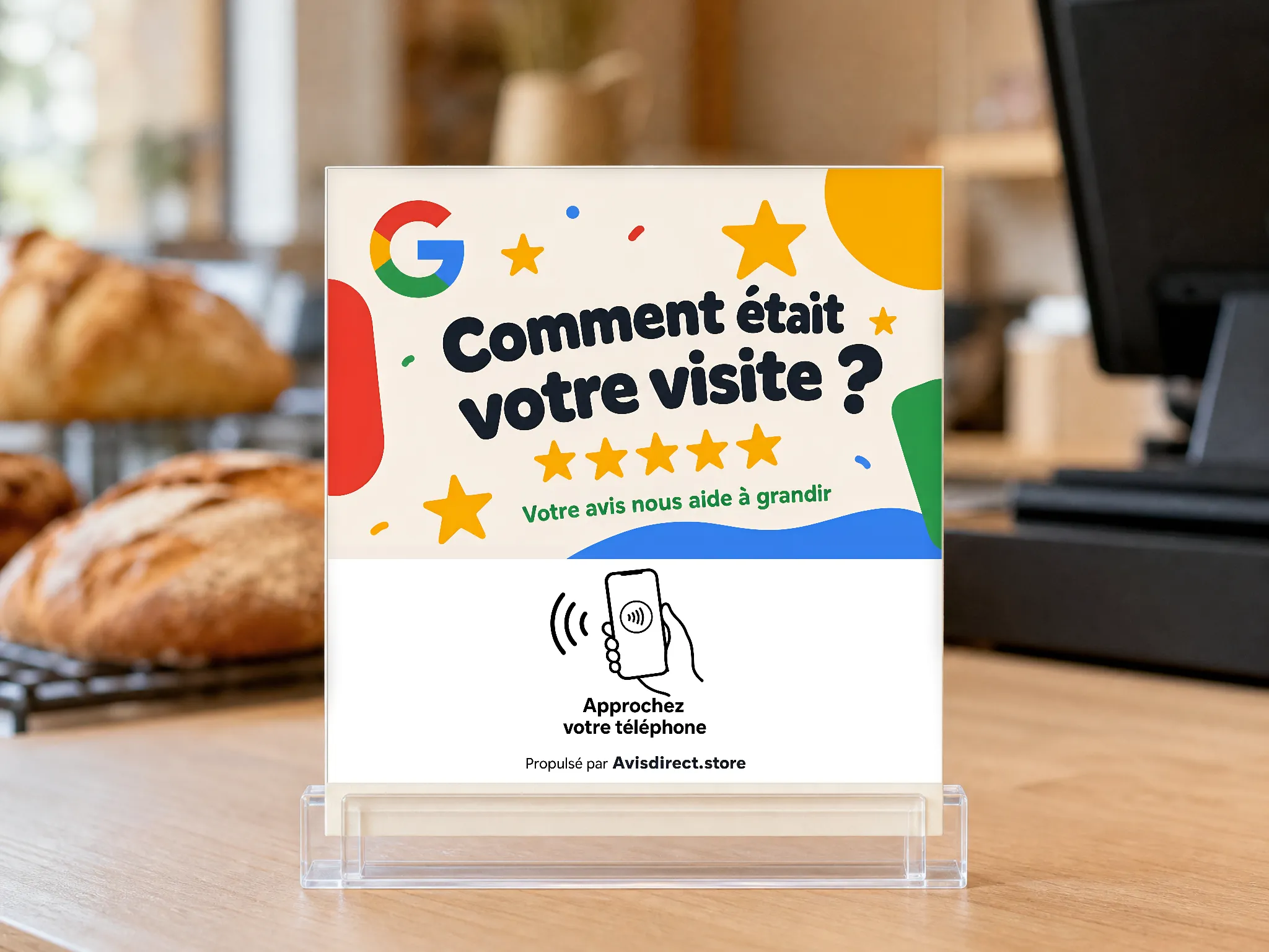 La grande carte comptoir Avisdirect dans son présentoir, posée à côté de la caisse d'une boulangerie